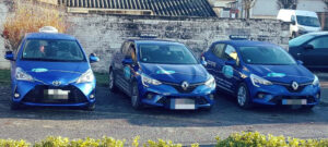 voitures bleues garées en ligne